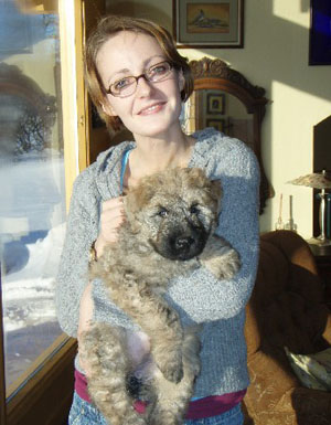 Judith Holding Maja